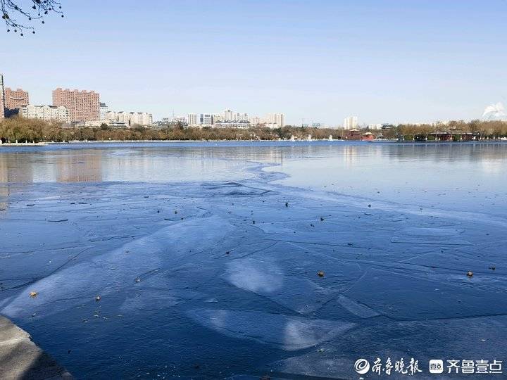 难得一遇的冬季美景,济南大明湖结冰了